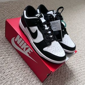 WOMENS NIKE DUNK PANDA NEW (size 10.5)